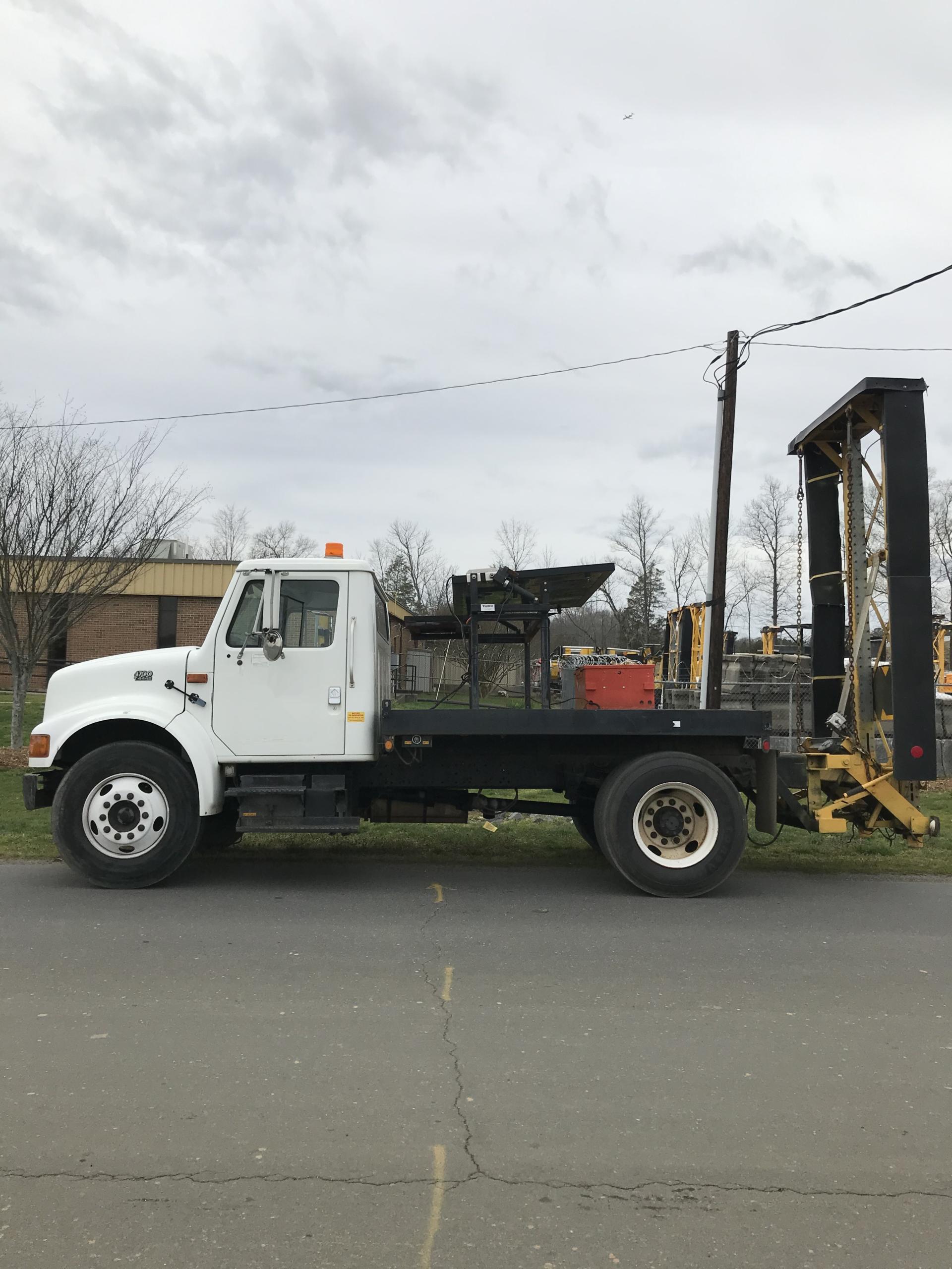 2000 International 4700 Attenuator Truck