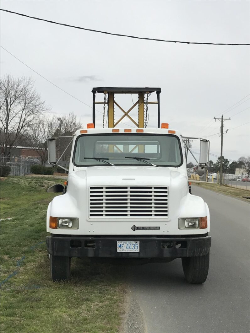 2000 International 4700 Attenuator Truck