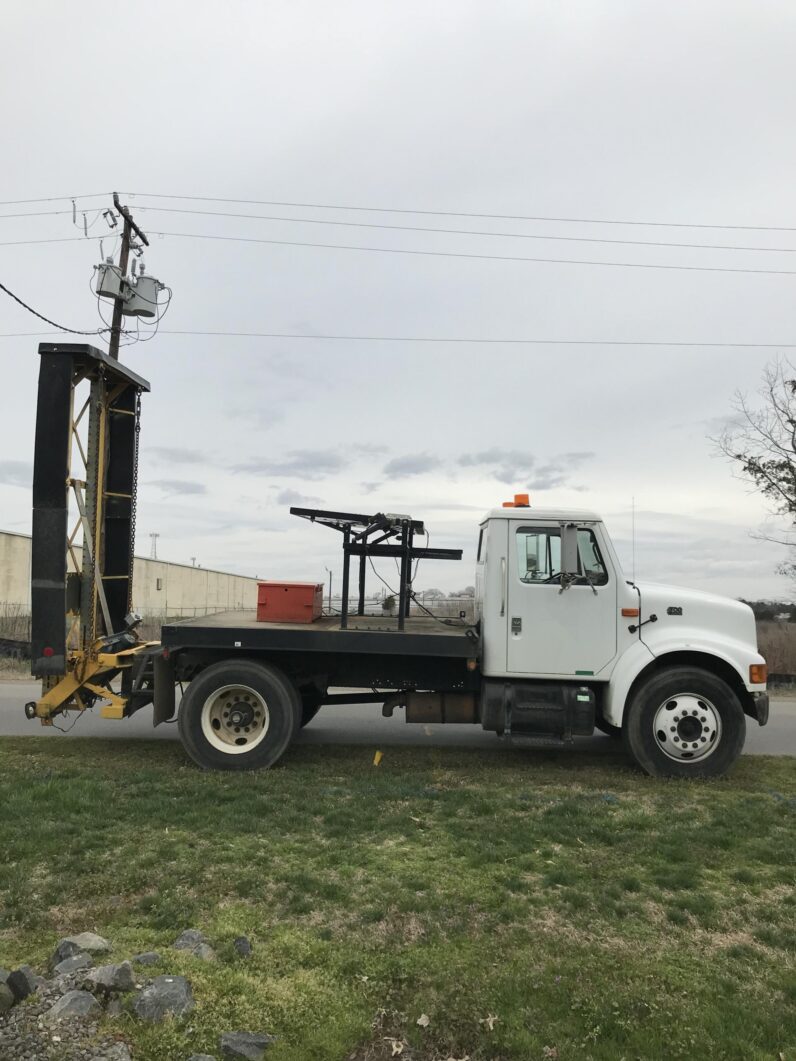 2000 International 4700 Attenuator Truck