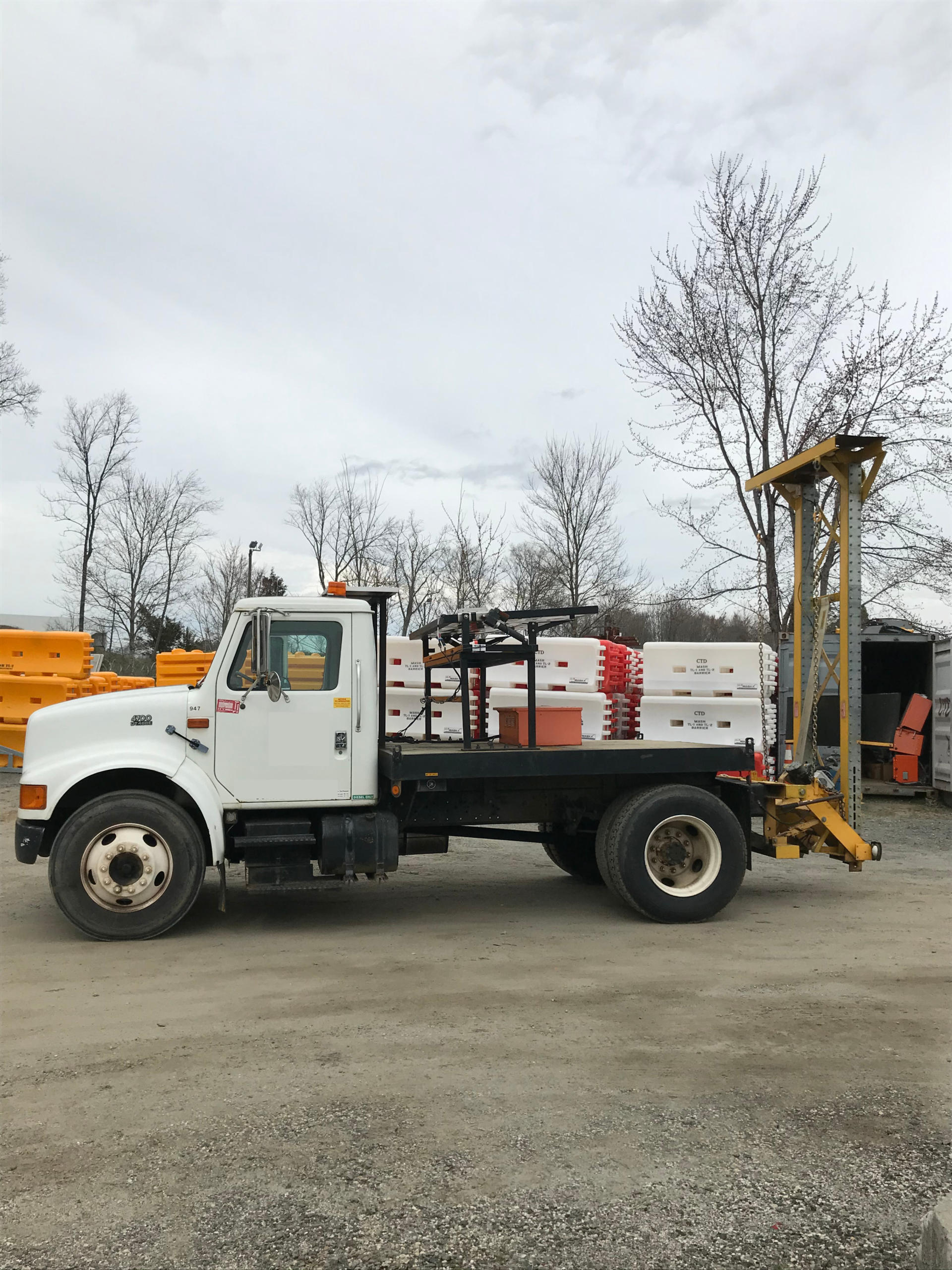 1999 International 4700 Attenuator Truck