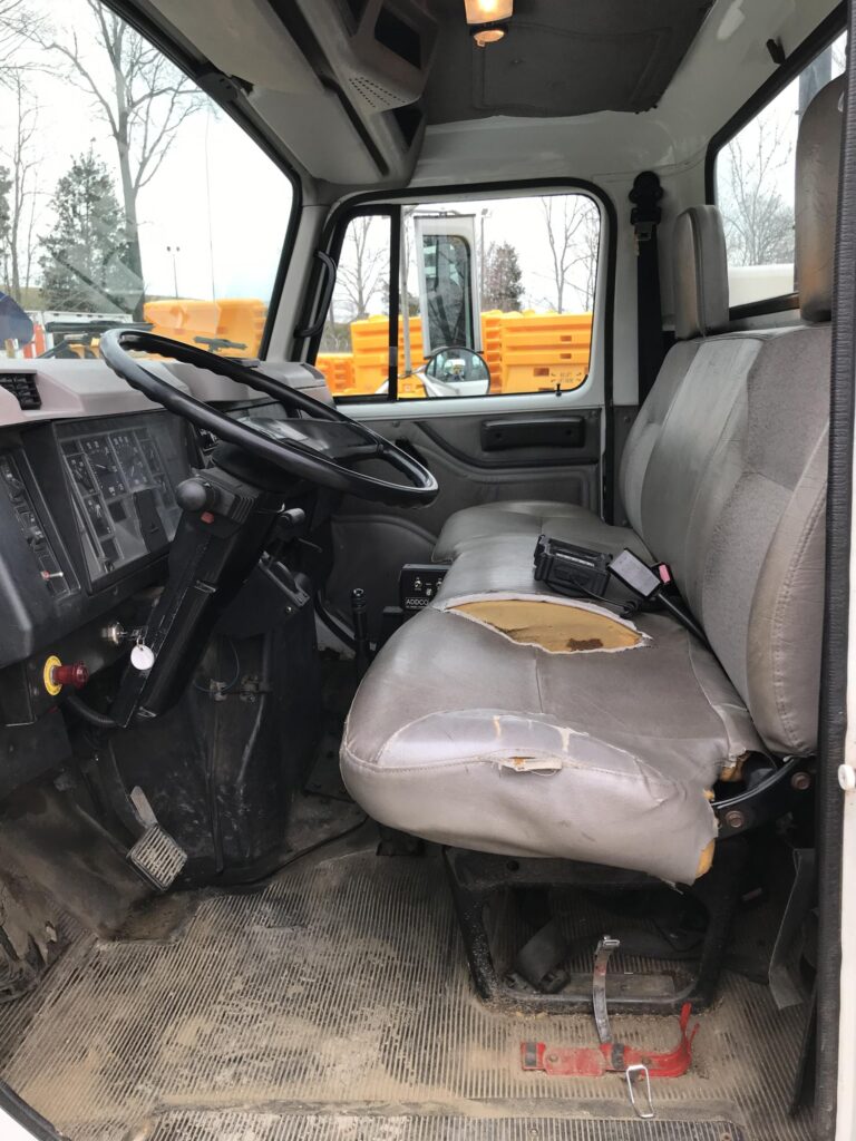 1999 International 4700 Attenuator Truck