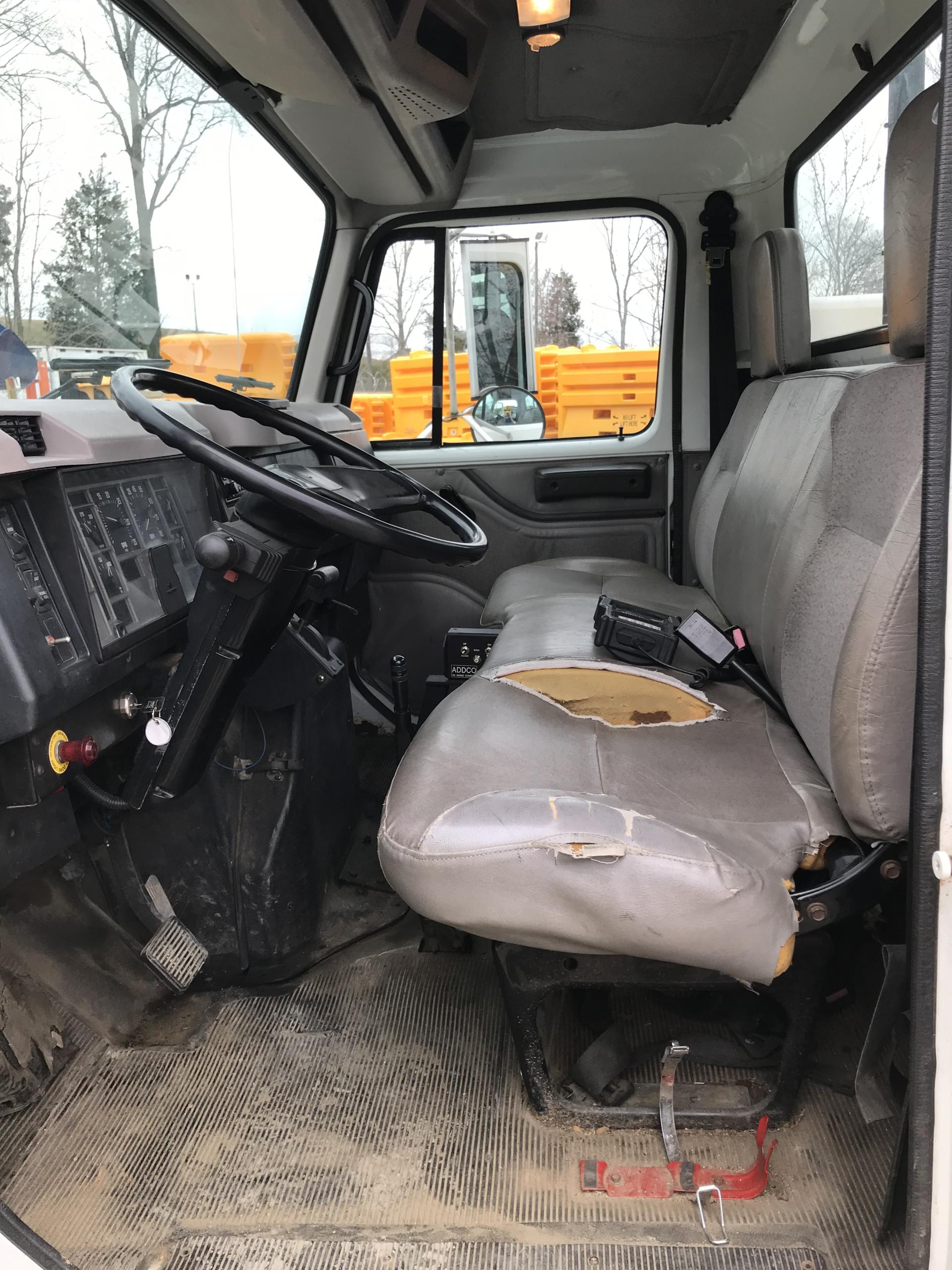 1999 International 4700 Attenuator Truck